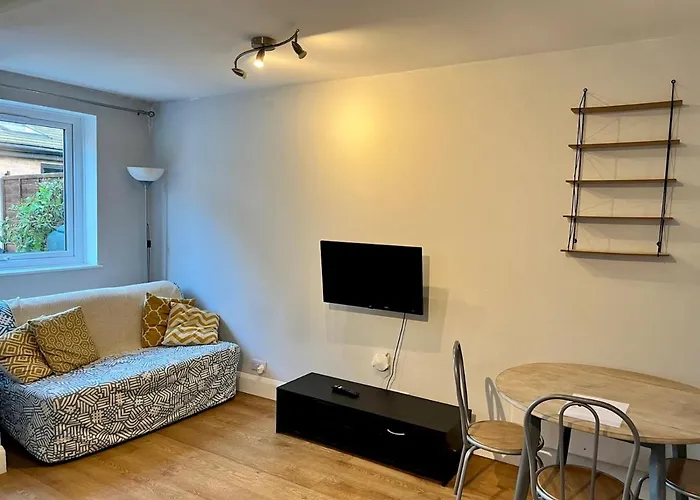 Pass The Keys Charming Guest House In St Albans With Parking